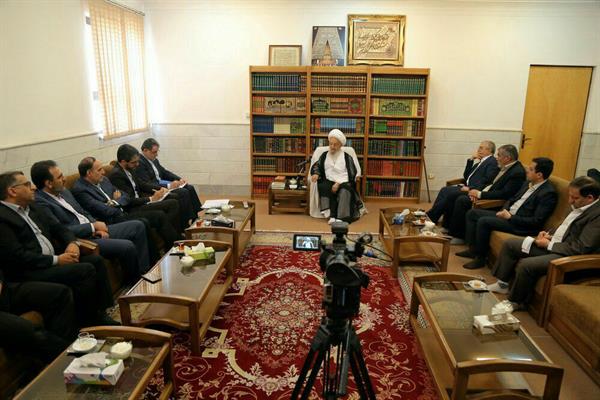 دیدار با حضرت آیت ا... العظمی مکارم شیرازی توسط معاون وزیر ورئیس سازمان فناوری اطلاعات بهمراه مهندس هانی مدیر کل ICT قم