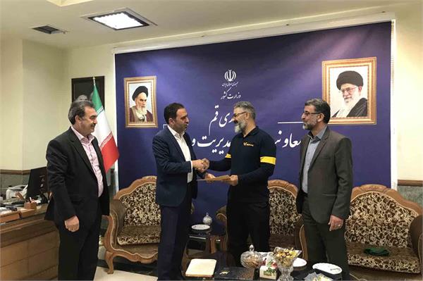تجلیل از نامه‌رسان وظیفه‌شناس پست استان قم