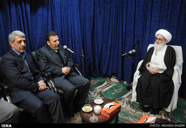 دکتر واعظی با آیت الله العظمی نوری همدانی دیدار کرد.