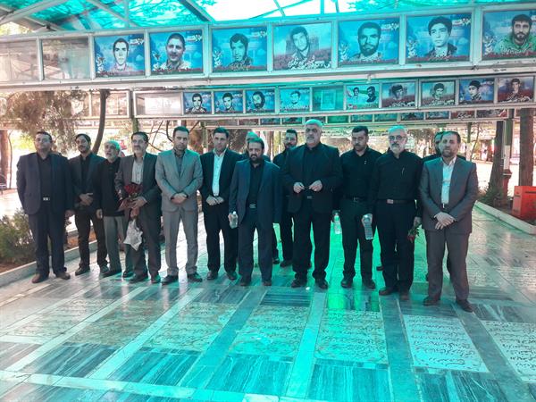 حضور باقری زاد معاون  اداره کل ICT استان قم و جمعی از کارکنان در مراسم غبار روبی و گلباران گلزار شهدا